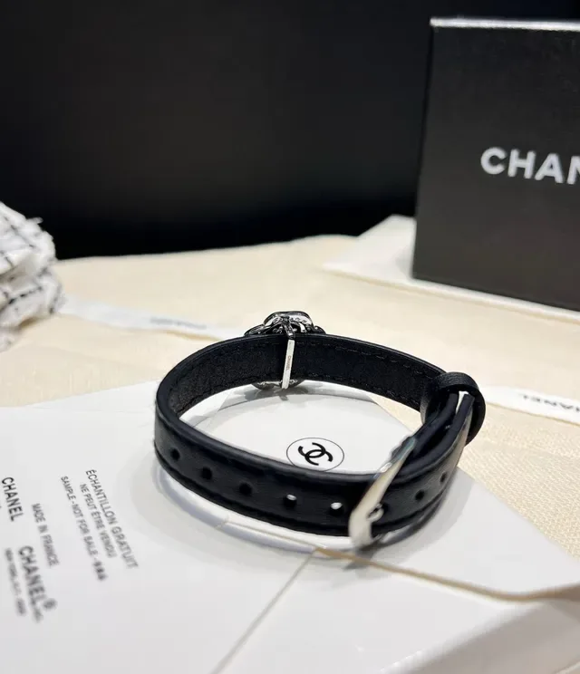Chanel Pulseira Camélia com Cristais Embellished em Couro Preto 8