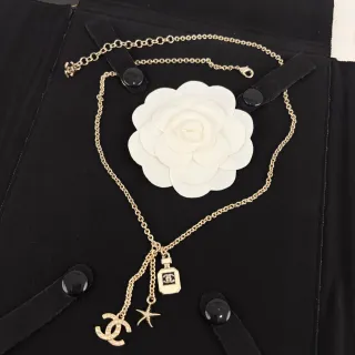 Chanel Camellia बहु पेंडेंट हार सोना सफेद चेन हार