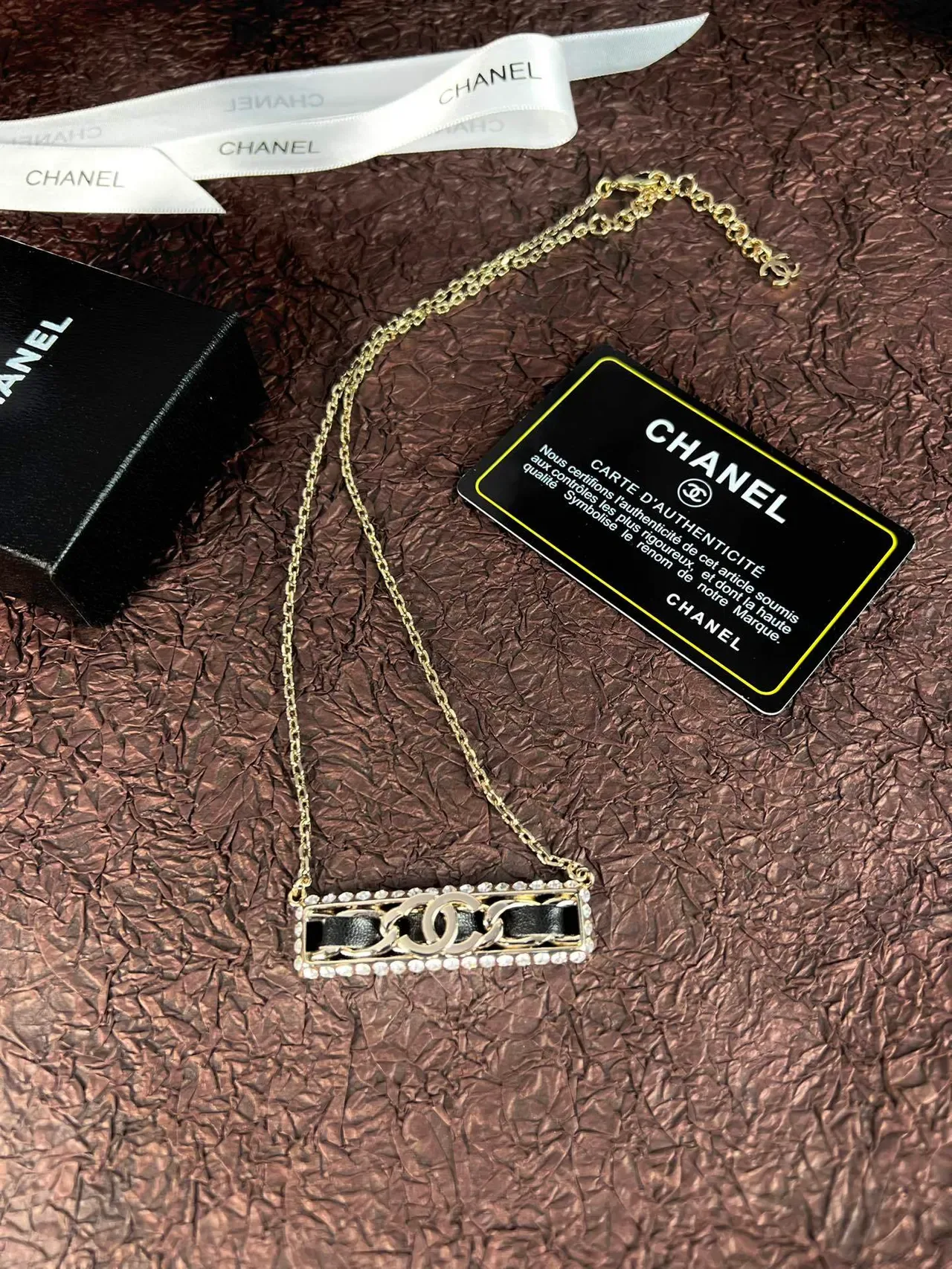 Collier Chanel CC Bar Doré Noir et Blanc Perle Cristal 2