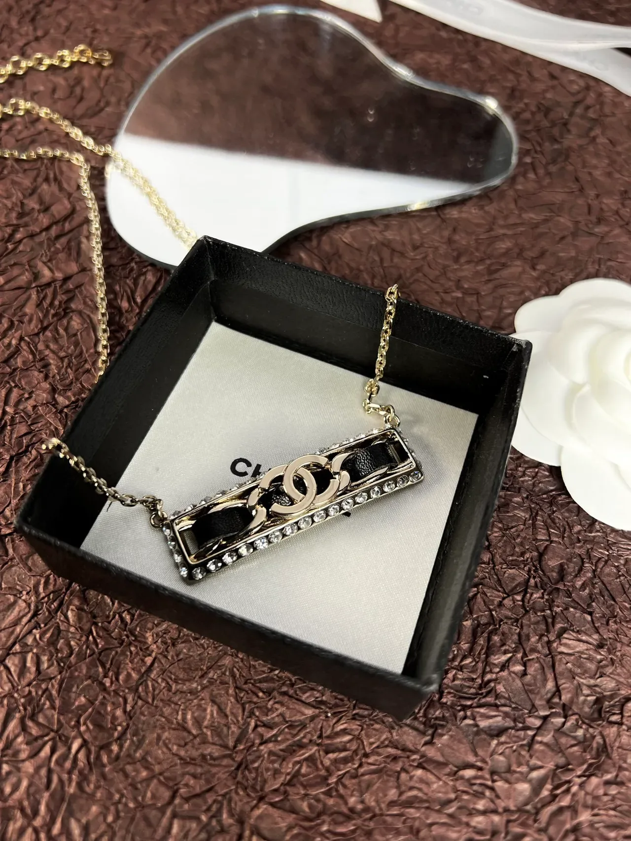 Collier Chanel CC Bar Doré Noir et Blanc Perle Cristal 3