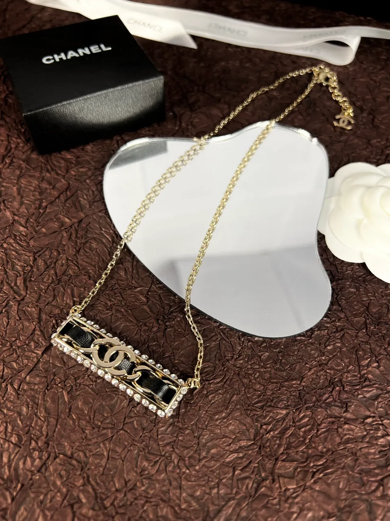 Collier Chanel CC Bar Doré Noir et Blanc Perle Cristal 4