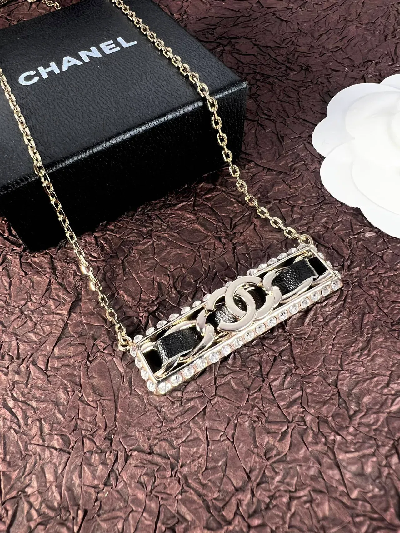 Collier Chanel CC Bar Doré Noir et Blanc Perle Cristal 6