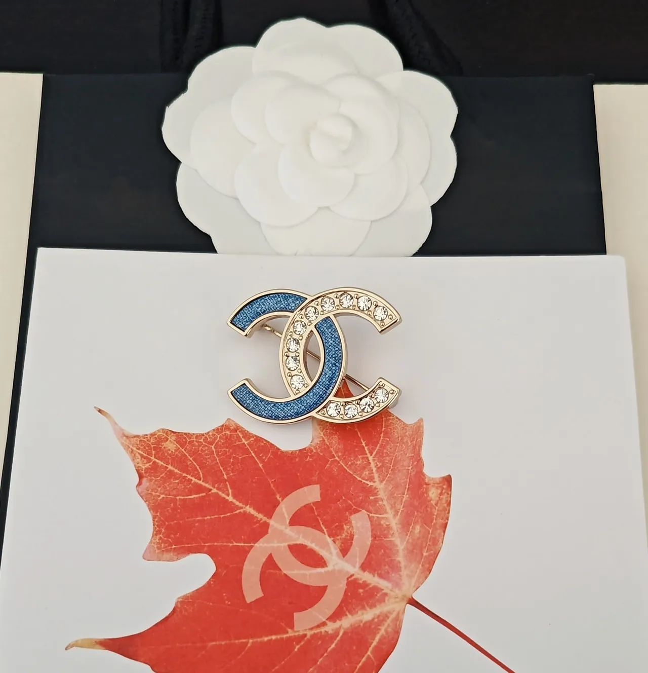 Chanel CC بروش أزرق مصقول مينا بيفيه كريستال Gold-Tone بروش 4