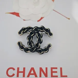 Chanel CC Chain काला और गोल्ड ब्रोच