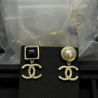 Chanel CC ড্রপ ব্ল্যাক গোল্ড অ্যাসিমেট্রিক্যাল টেক্সচার্ড লোগো ইয়াররিংস