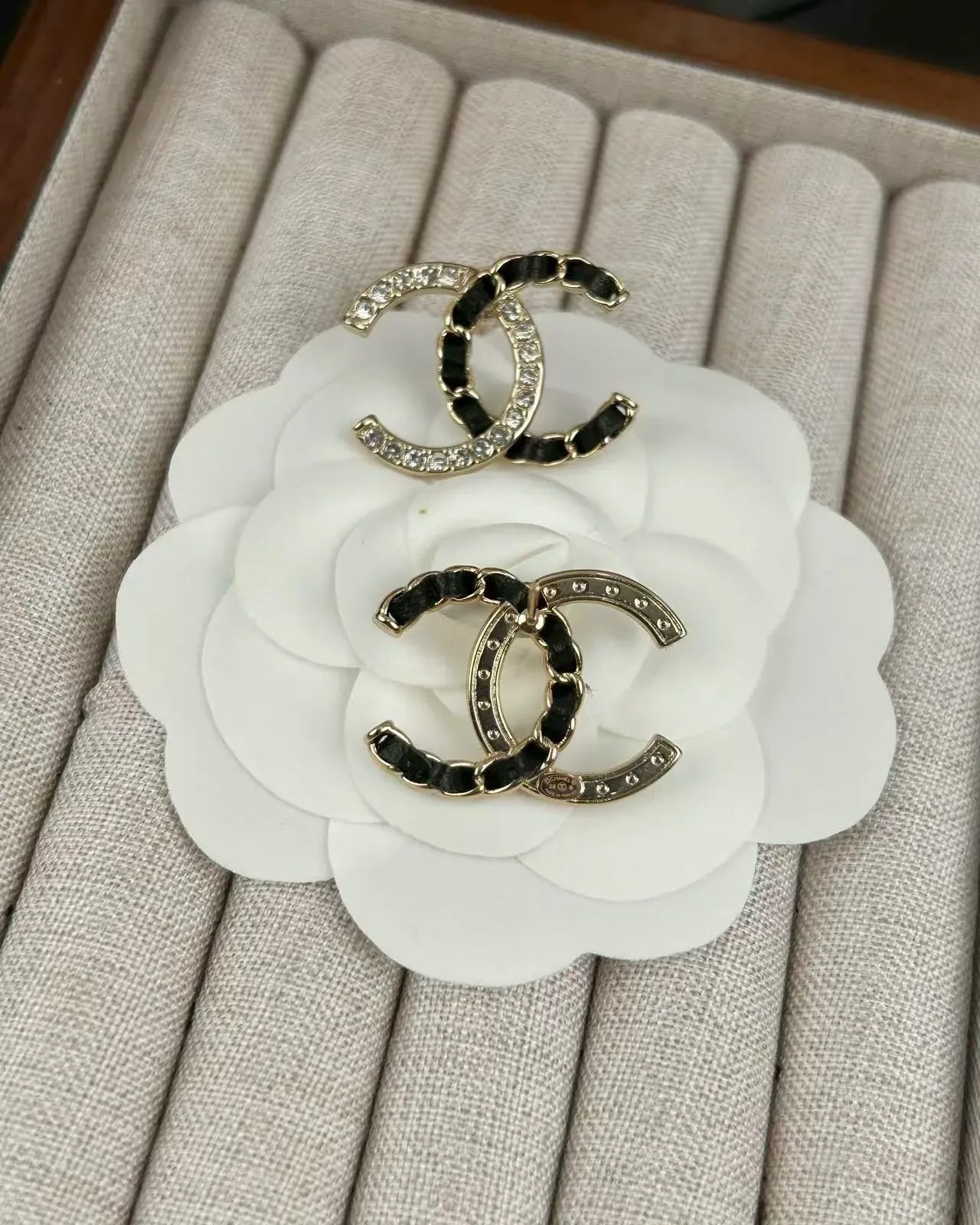 Chanel CC Gold Black Interlocking Logo Pavé Crystal Border Boucles d'oreilles 3