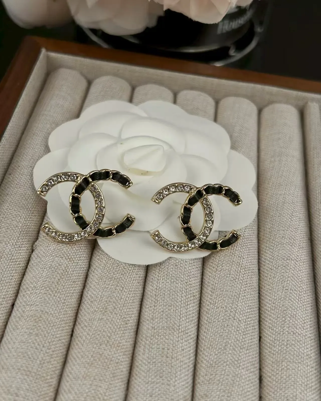 Chanel CC Gold Black Interlocking Logo Pavé Crystal Border Boucles d'oreilles 4