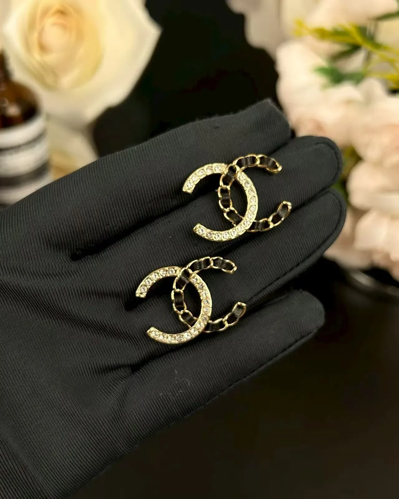 Chanel CC Gold Black Interlocking Logo Pavé Crystal Border Boucles d'oreilles 5