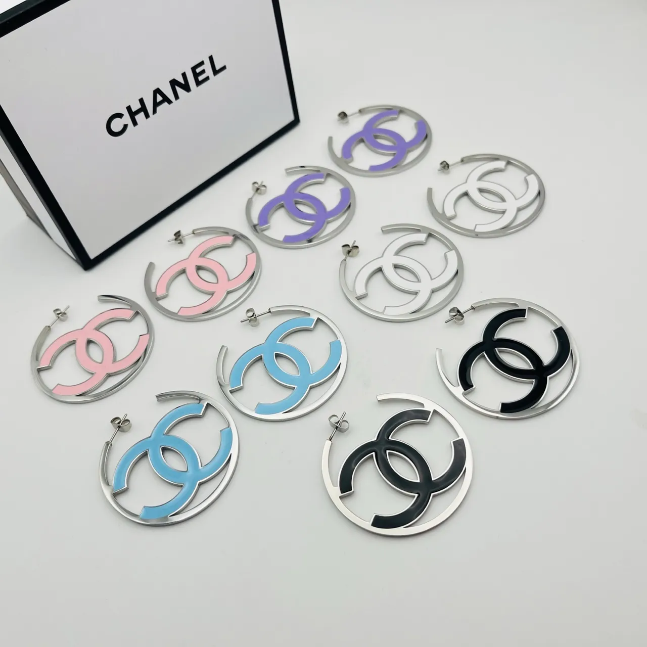 Chanel CC Hoop Or multicolore métal émaillé Logo boucles d'oreilles 2