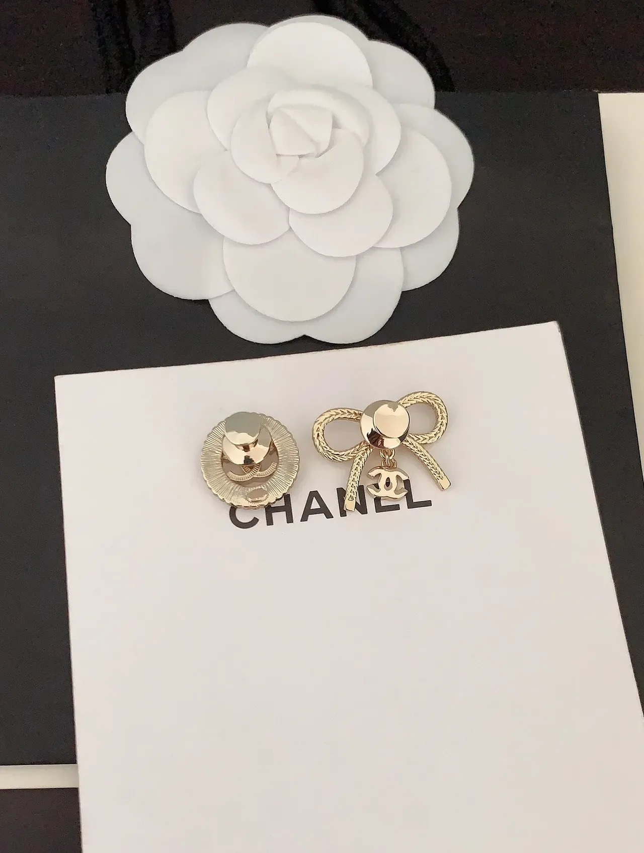 Chanel Broche CC Logo et Nœud Doré Blanc avec Cristaux 2