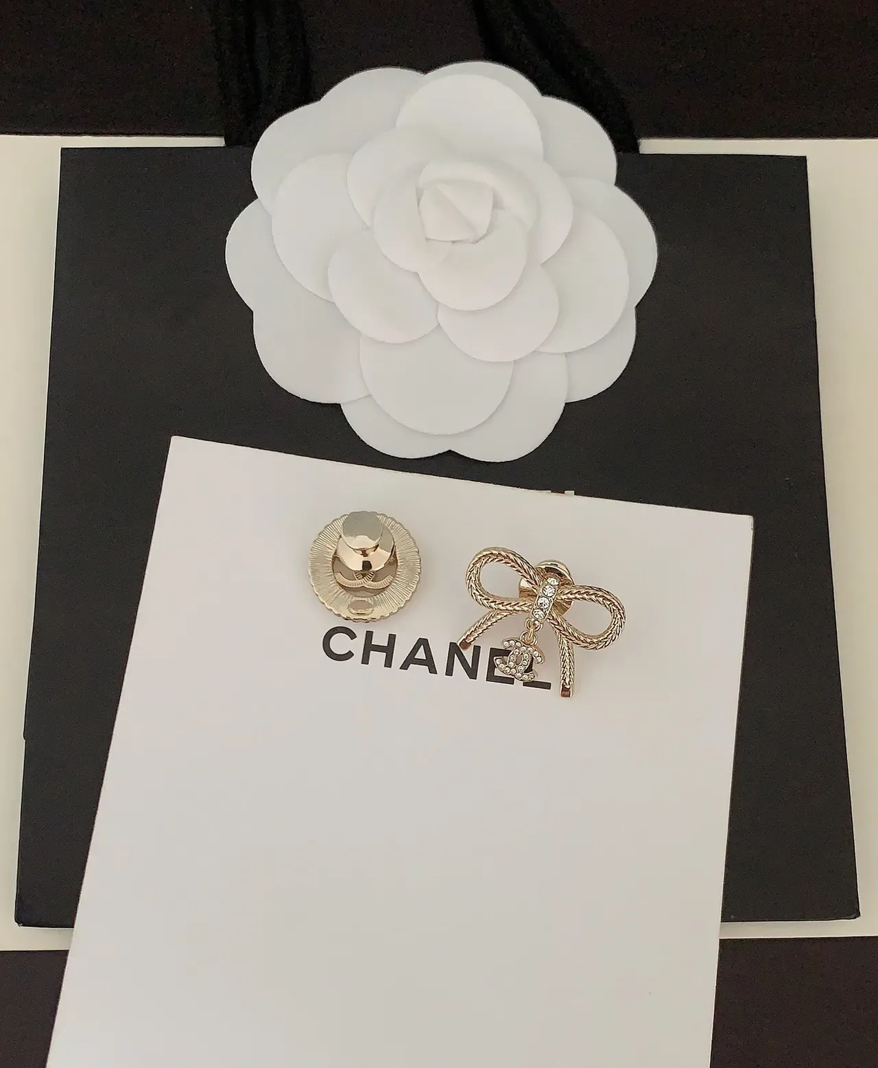 Chanel Broche CC Logo et Nœud Doré Blanc avec Cristaux 3
