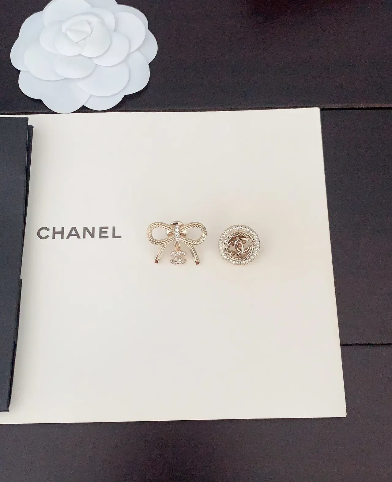 Chanel Broche CC Logo et Nœud Doré Blanc avec Cristaux 4
