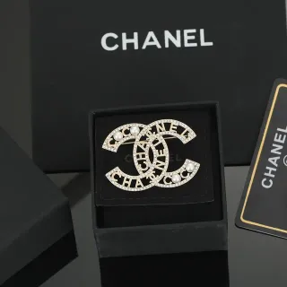 Chanel CC Logo ब्रोच सोने की सफेद interlocking मोती सजावट ब्रोच