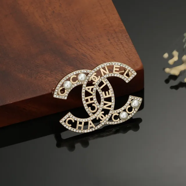 Chanel CC Logo Brooch Gold White Interlocking Pearl Accents Brooch 4