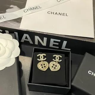 Chanel CC Logo 心形按钮 水晶 垂坠耳环
