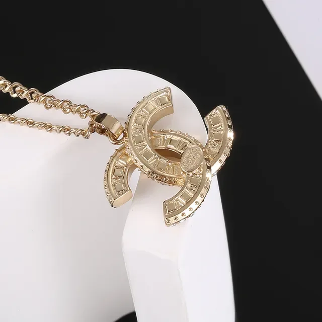 Collier Chanel CC Logo Pavé Cristal Ton Doré 3