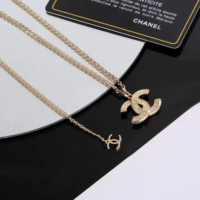 Collier Chanel CC Logo Pavé Cristal Ton Doré 4