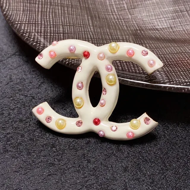 بروش شانيل CC Logo لؤلؤي وكريستال مزين 4