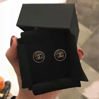 Chanel CC Logo Stud 黑金 圆形 搪瓷 耳钉