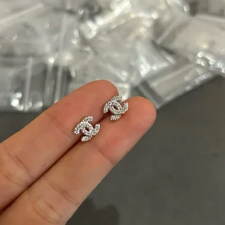 Chanel CC Pavé Stud चाँदी पारदर्शी क्रिस्टल-एंक्रस्टेड इंटरलॉकिंग लॉगो कर्णफूल