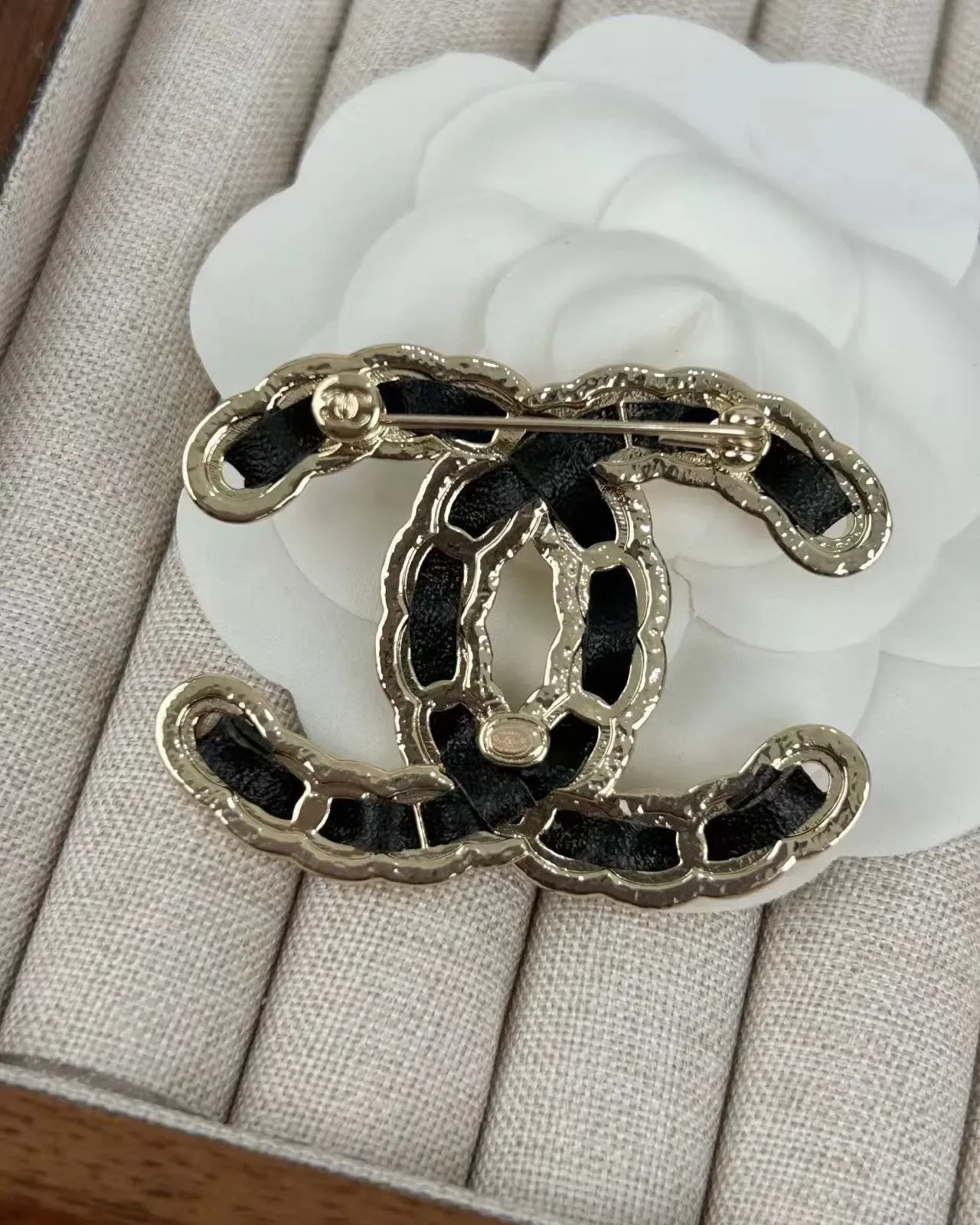 Broche Chanel Chaînée CC Camélia Doré Noir Logo Cuir 2