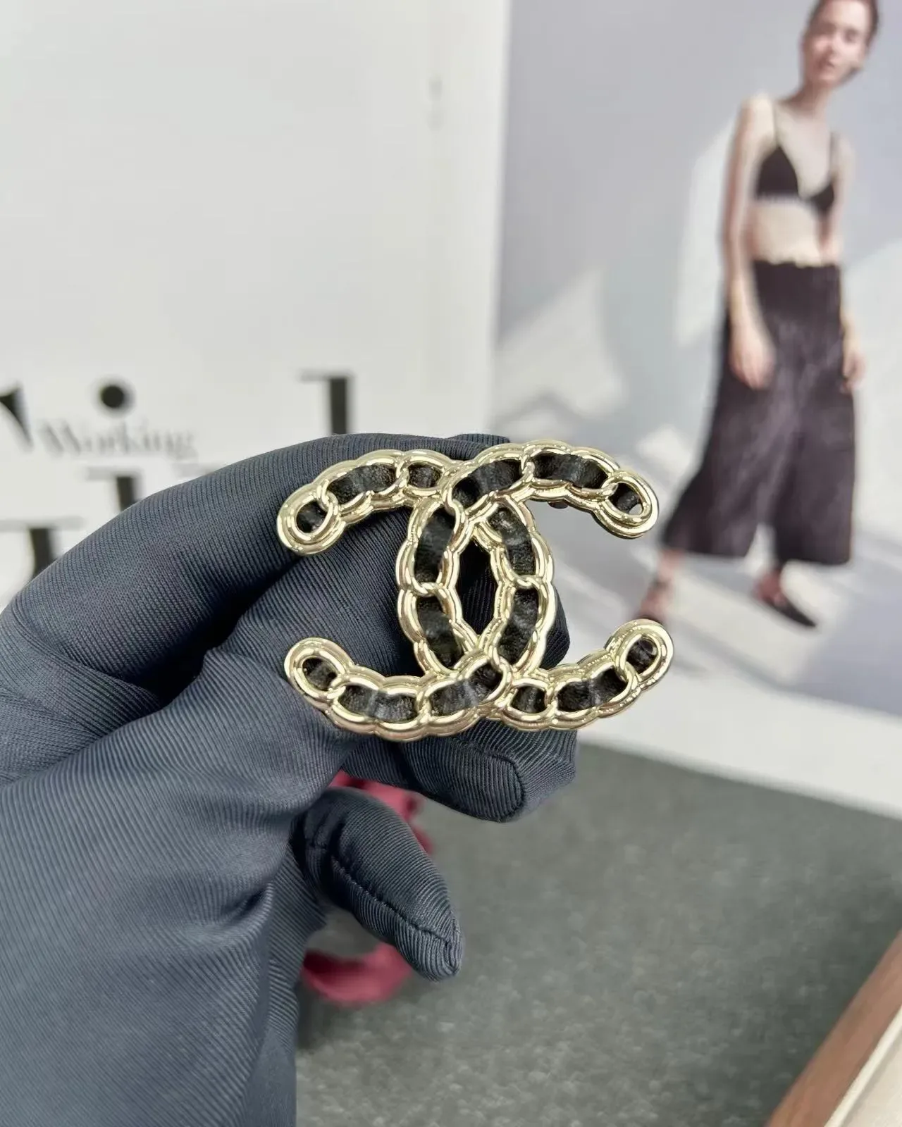 Broche Chanel Chaînée CC Camélia Doré Noir Logo Cuir 3