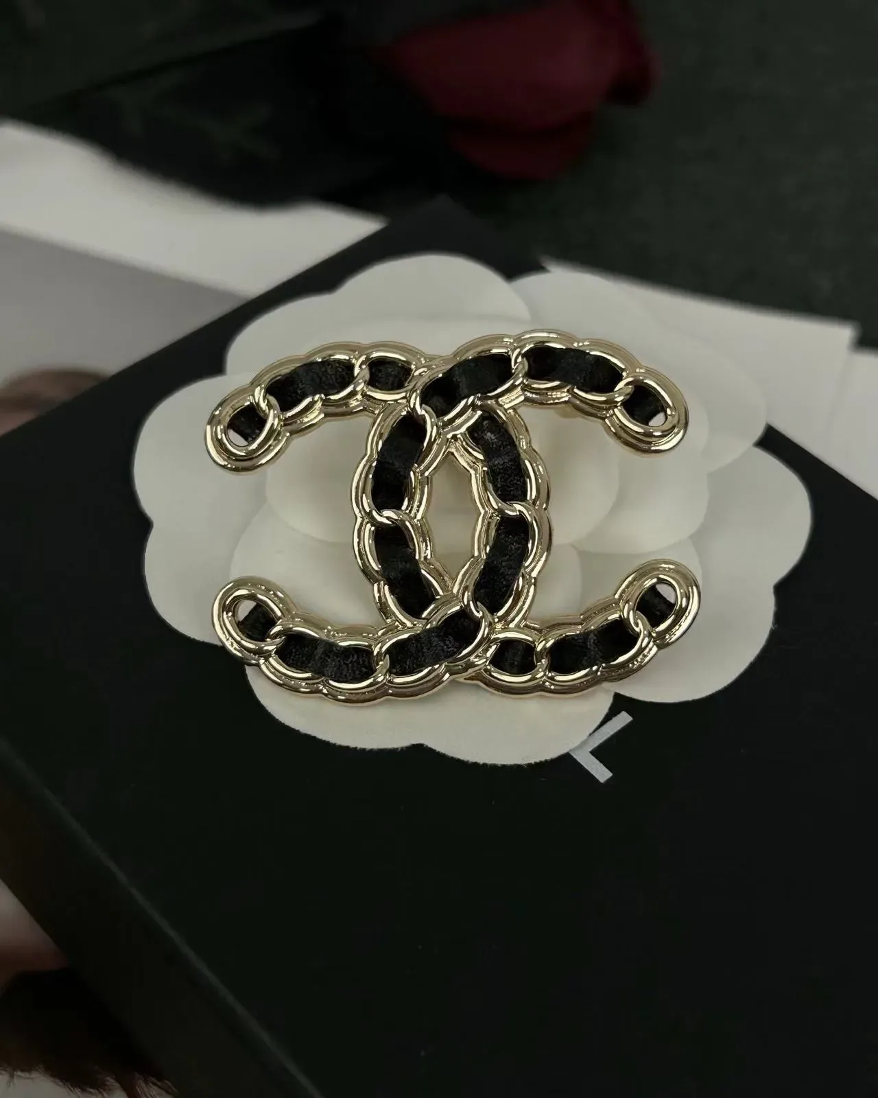 Broche Chanel Chaînée CC Camélia Doré Noir Logo Cuir 4
