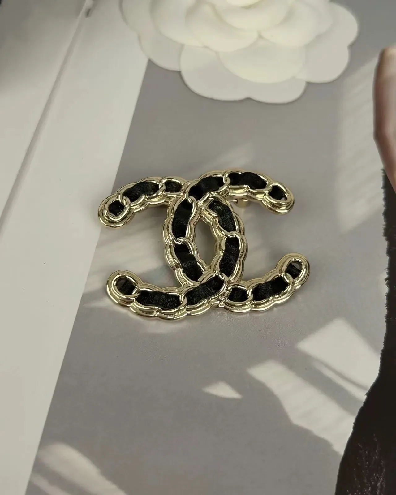 Broche Chanel Chaînée CC Camélia Doré Noir Logo Cuir 5