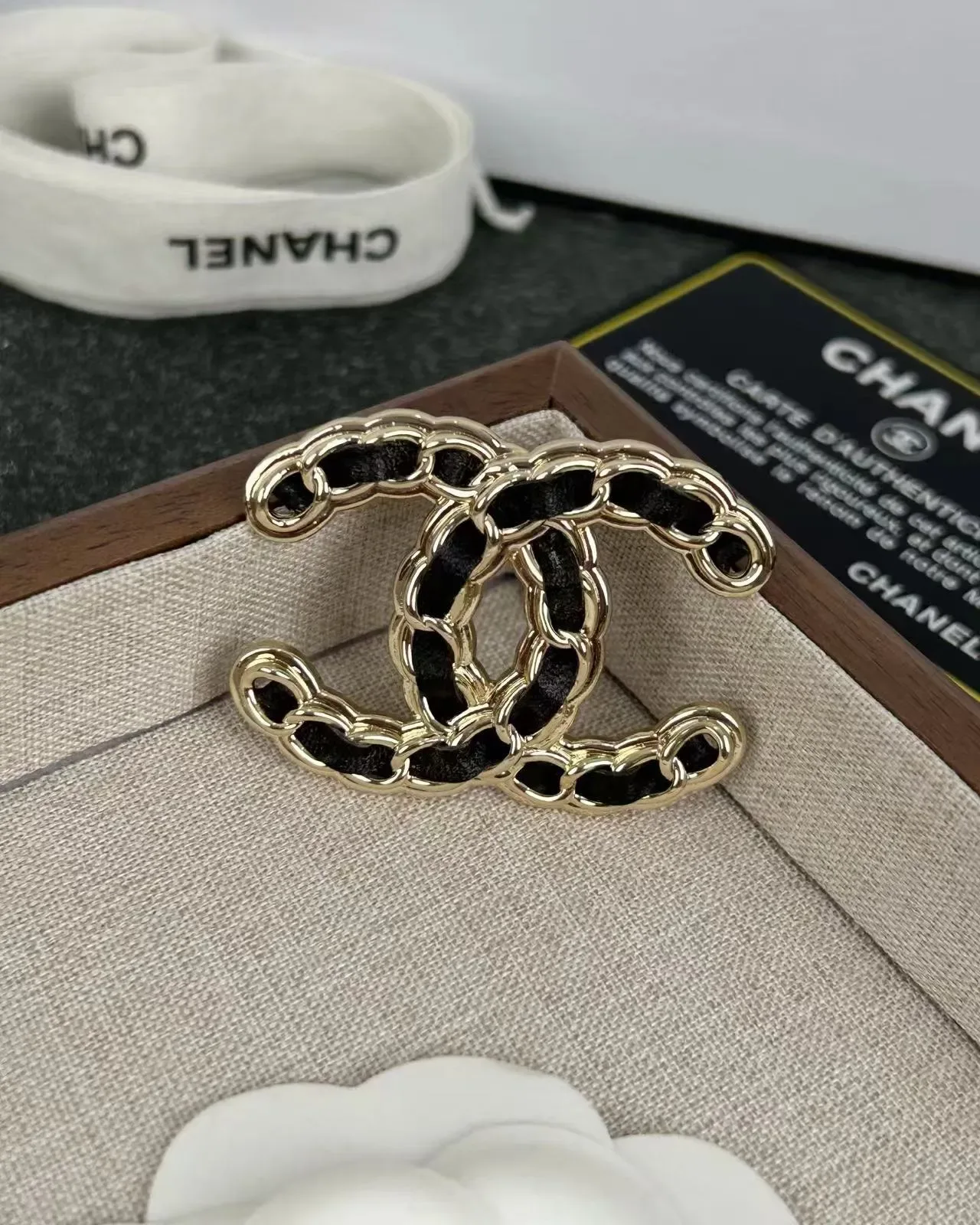 Broche Chanel Chaînée CC Camélia Doré Noir Logo Cuir 6