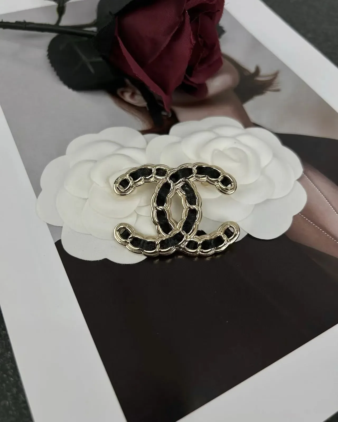 Broche Chanel Chaînée CC Camélia Doré Noir Logo Cuir 7