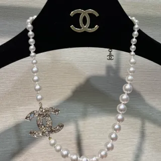 Chanel क्लासिक मोती हार सफेद चाँदी जंजीर क्रिस्टल सजाया CC पेंडेंट हार