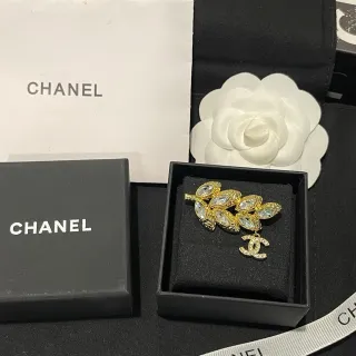 Chanel ক্রিস্টাল পাতা এবং CC Charm Brooch