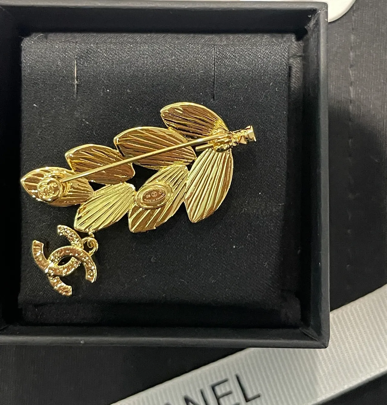 Chanel ক্রিস্টাল পাতা এবং CC Charm Brooch 2