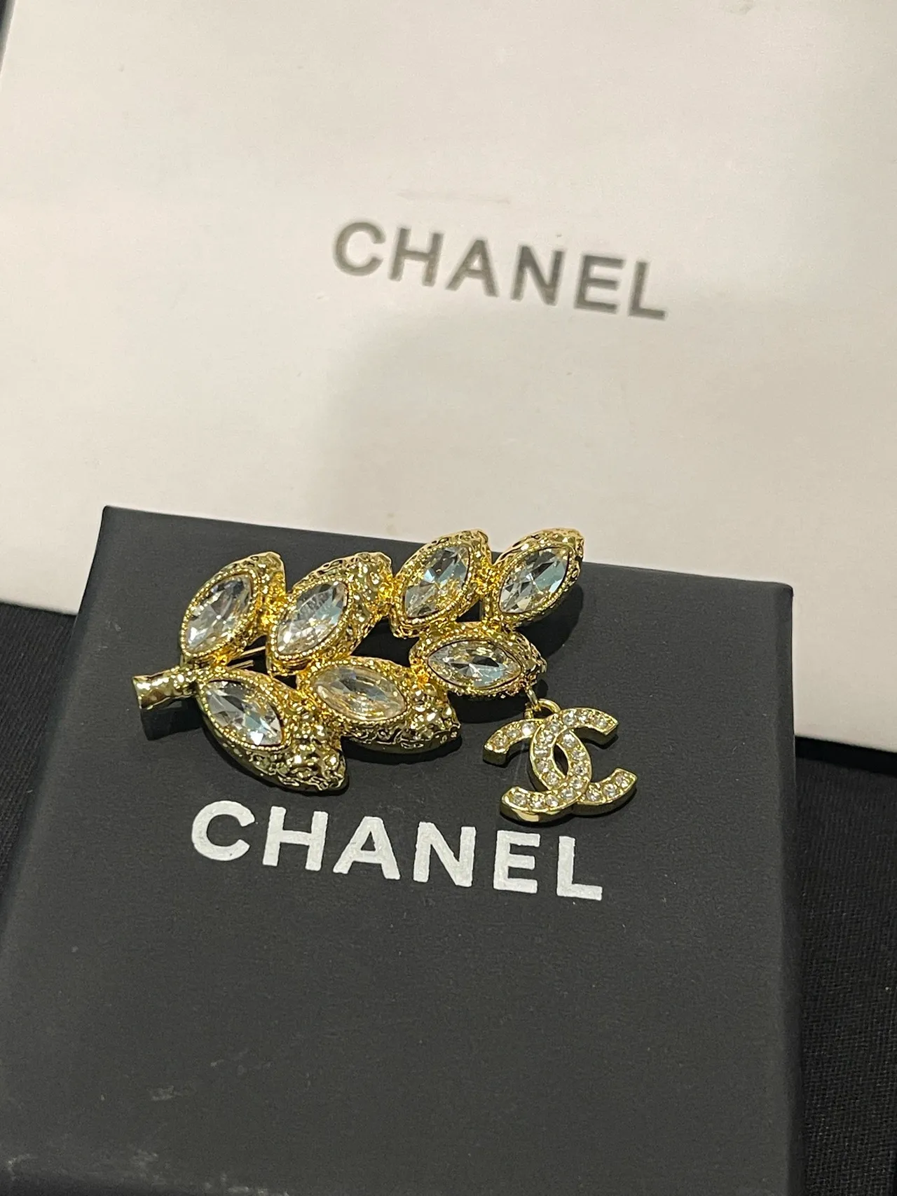 Chanel ক্রিস্টাল পাতা এবং CC Charm Brooch 6