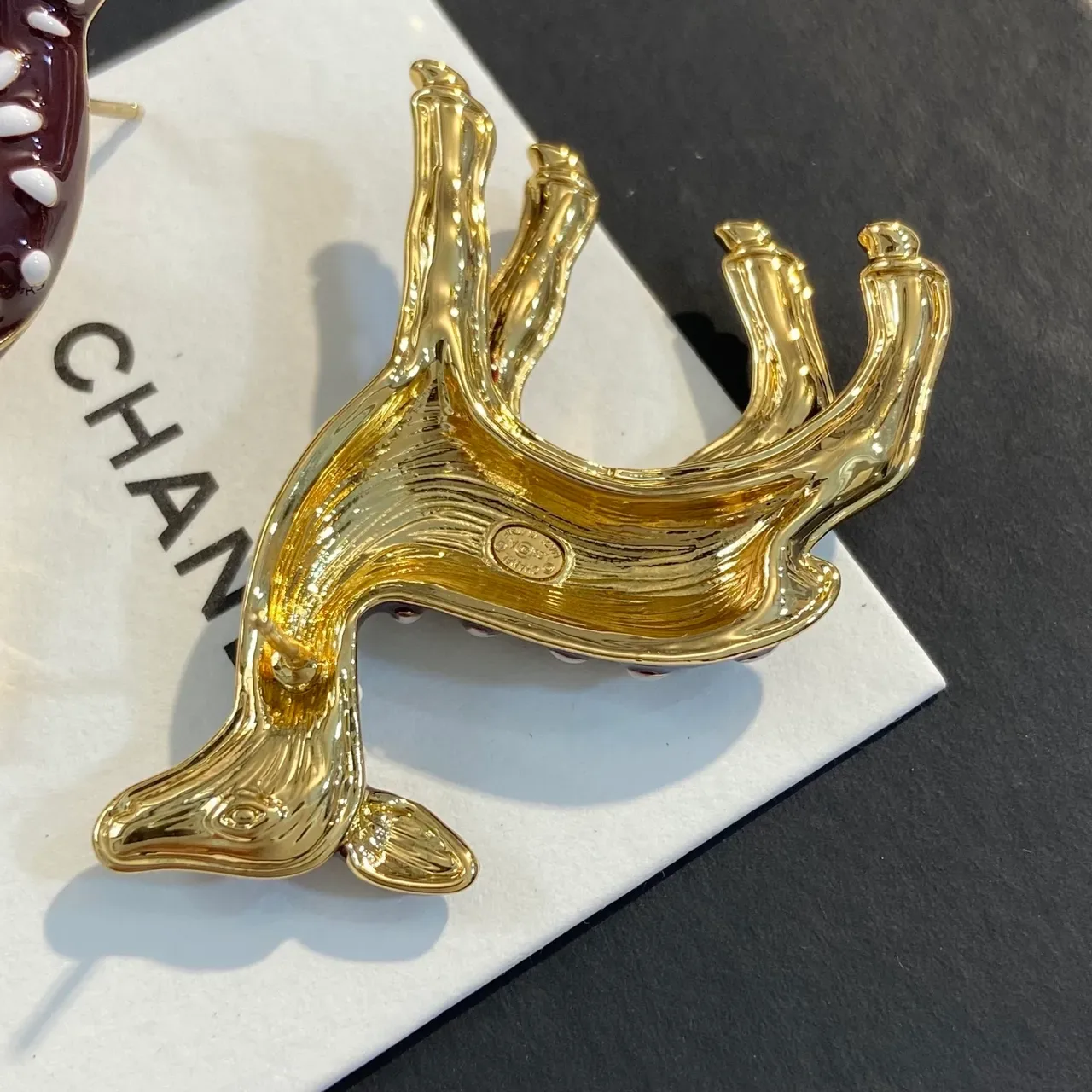 Chanel Broche Cerf Émail Bordeaux Blanc Silhouette Motif à Pois 2