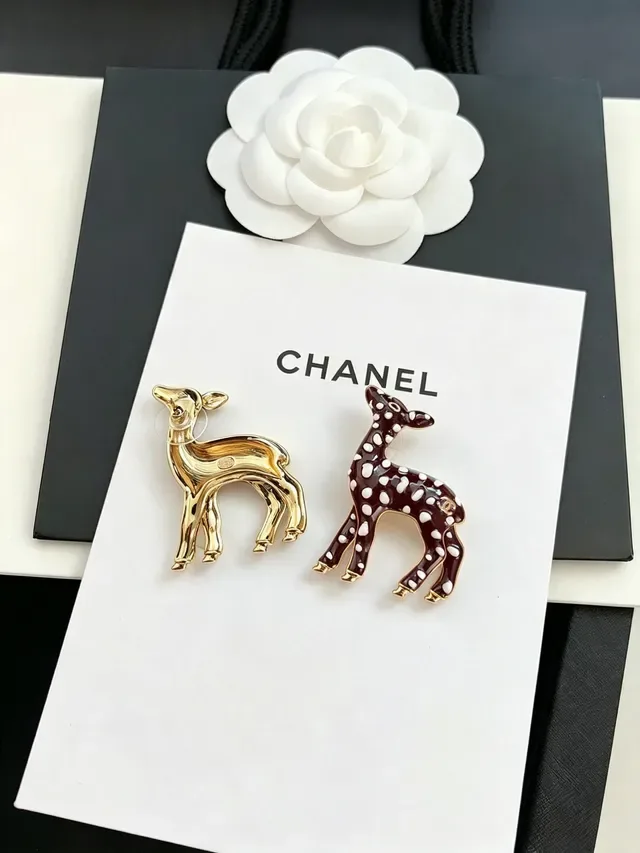Chanel Broche Cerf Émail Bordeaux Blanc Silhouette Motif à Pois 3