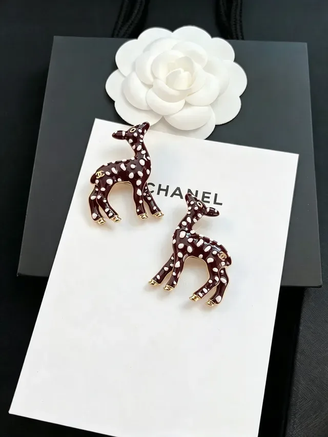 Chanel Broche Cerf Émail Bordeaux Blanc Silhouette Motif à Pois 4