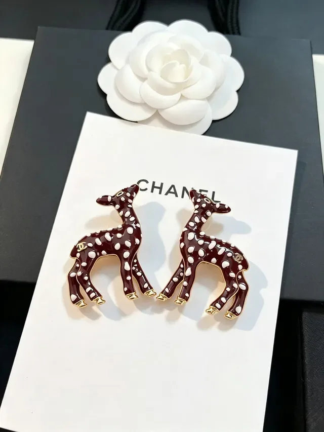 Chanel Broche Cerf Émail Bordeaux Blanc Silhouette Motif à Pois 5