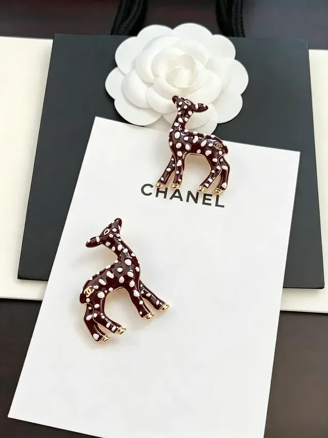 Chanel Broche Cerf Émail Bordeaux Blanc Silhouette Motif à Pois 6