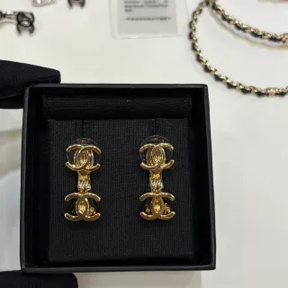 Chanel Double CC 金色夹式耳环