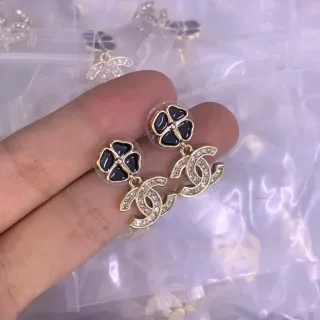 Chanel फ्लोरल और CC लोगो ड्रॉप ईयरिंग्स