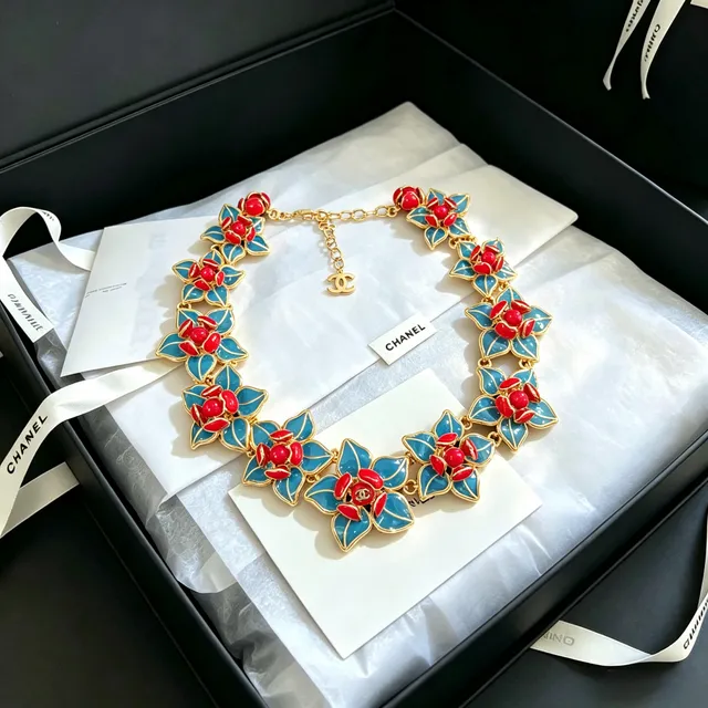 Chanel Collier Floral Émaillé Rouge et Bleu Doré 2