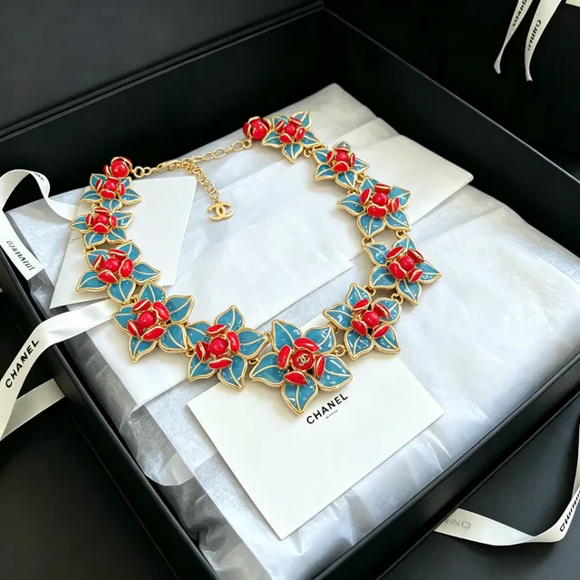 Chanel Collier Floral Émaillé Rouge et Bleu Doré 3