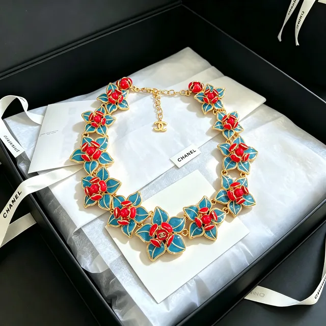 Chanel Collier Floral Émaillé Rouge et Bleu Doré 4