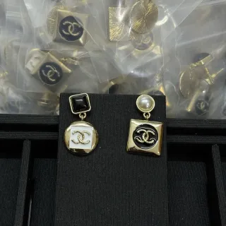 Chanel 金色黑色不对称垂坠几何珐琅耳环