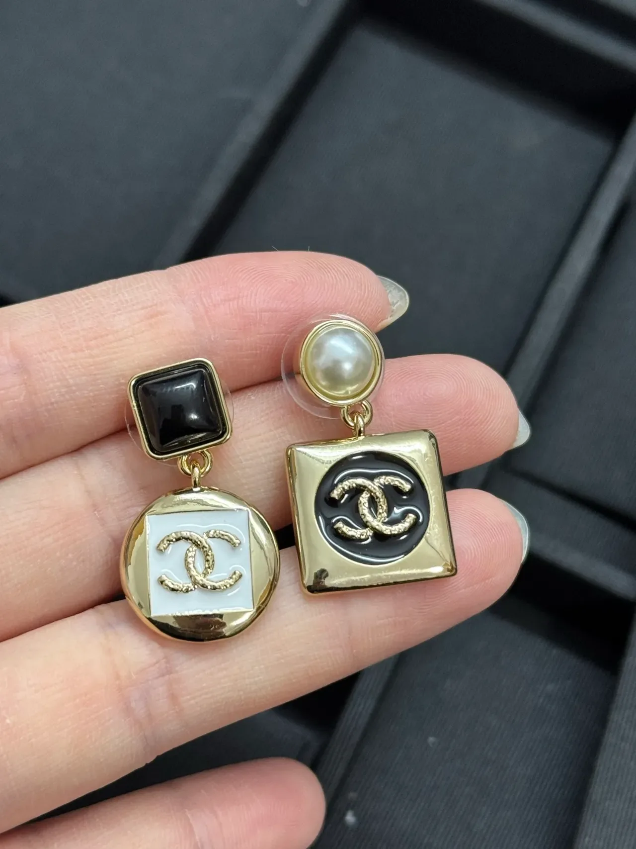 Chanel Pendientes Asimétricos Oro Negro Gota Geométrica Esmaltados 2