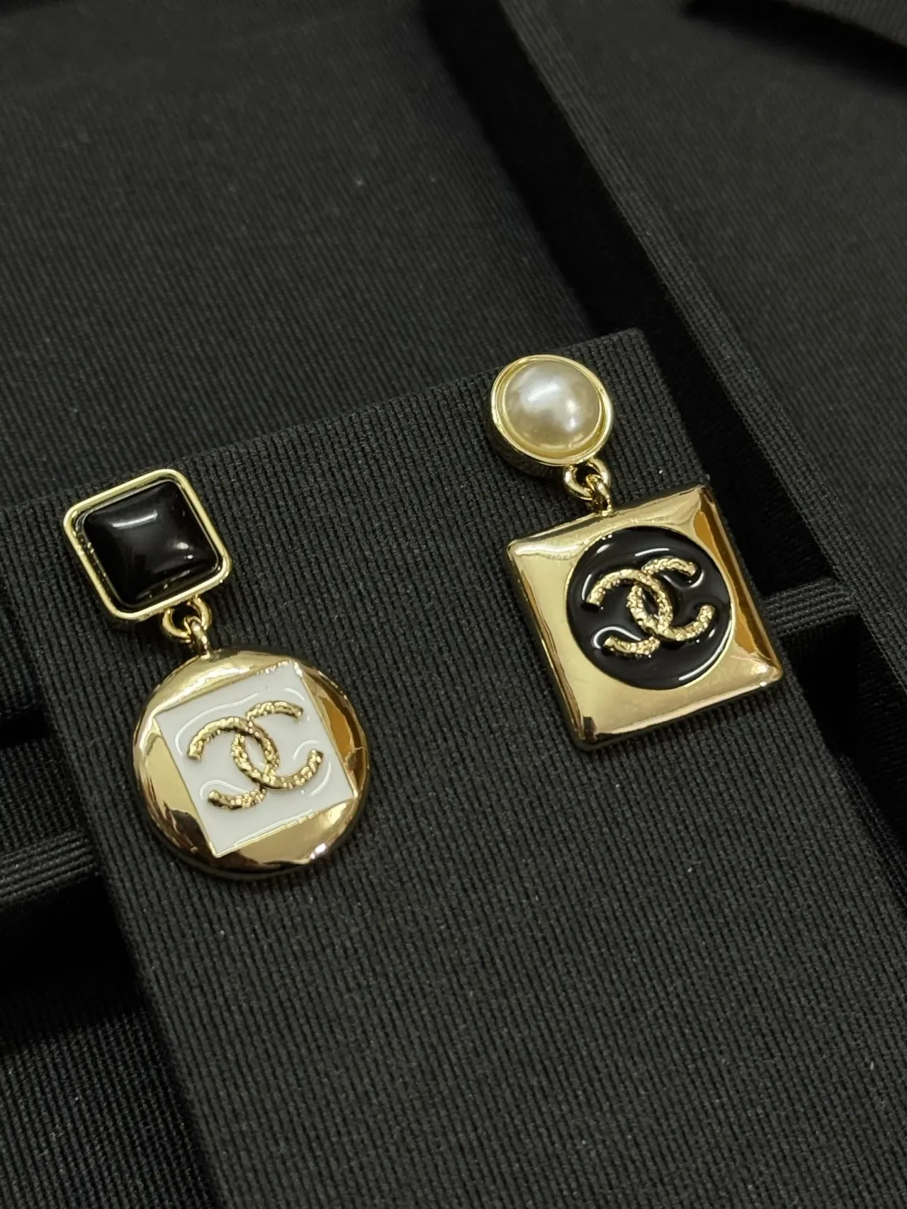 Chanel Pendientes Asimétricos Oro Negro Gota Geométrica Esmaltados 3