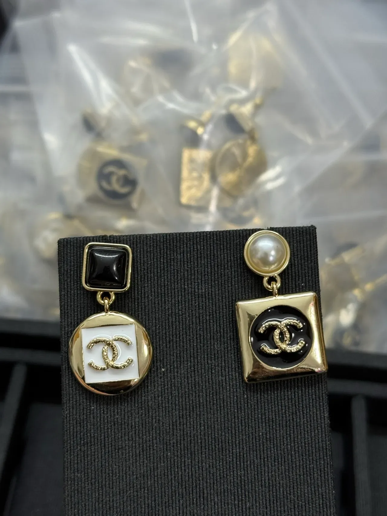 Chanel Pendientes Asimétricos Oro Negro Gota Geométrica Esmaltados 5