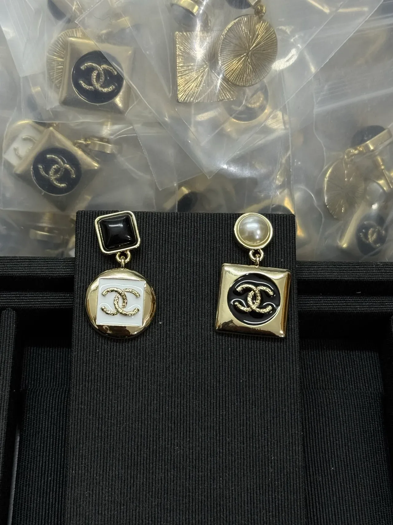 Chanel Pendientes Asimétricos Oro Negro Gota Geométrica Esmaltados 6