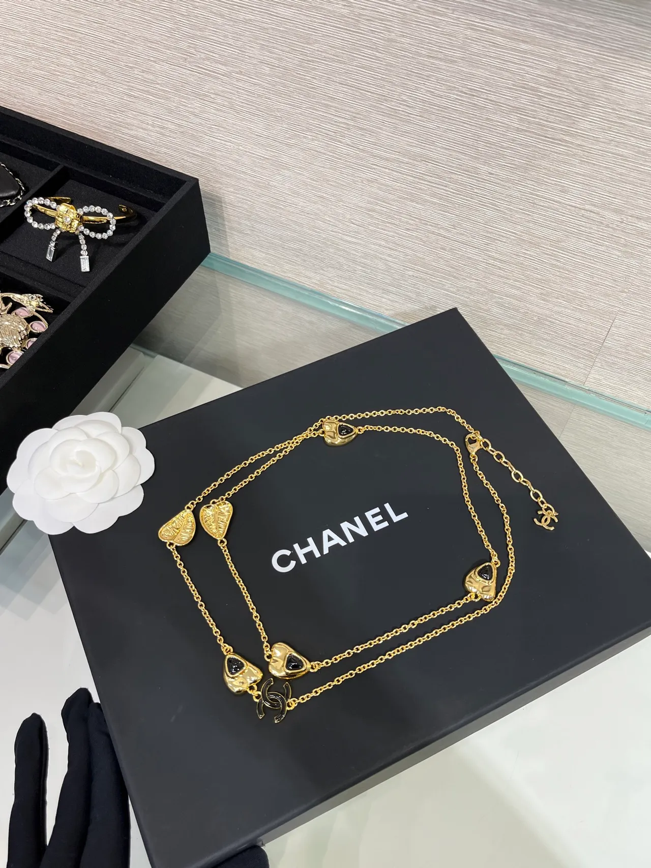 Chanel Corrente Dourada Preta Pingentes em Forma de Folha Colar 3